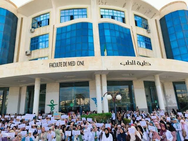 طلبة الطب في الجزائر يفضحون محاولات مغربية  للاستثمار في مطالبهم المشروعة