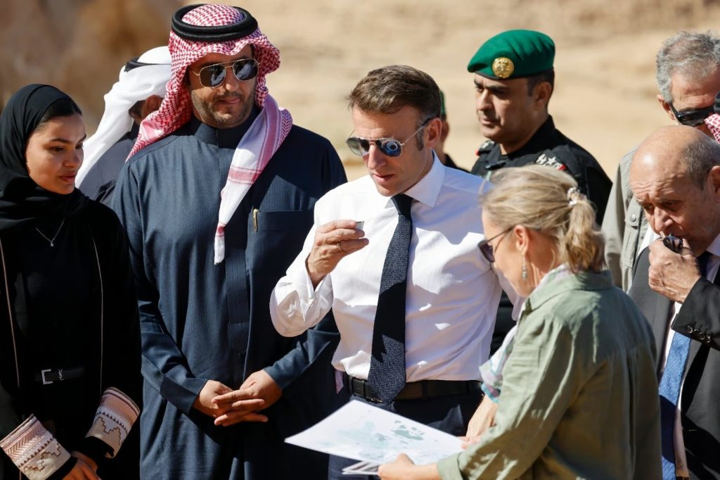الجمهورية الفرنسية الخامسة تلفظ آخر أنفاسها..ماكرون في عين الاعصار