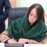 سلمى منصوري توقع على سجل التعازي بمقر سفارة أذربيجان بالجزائر