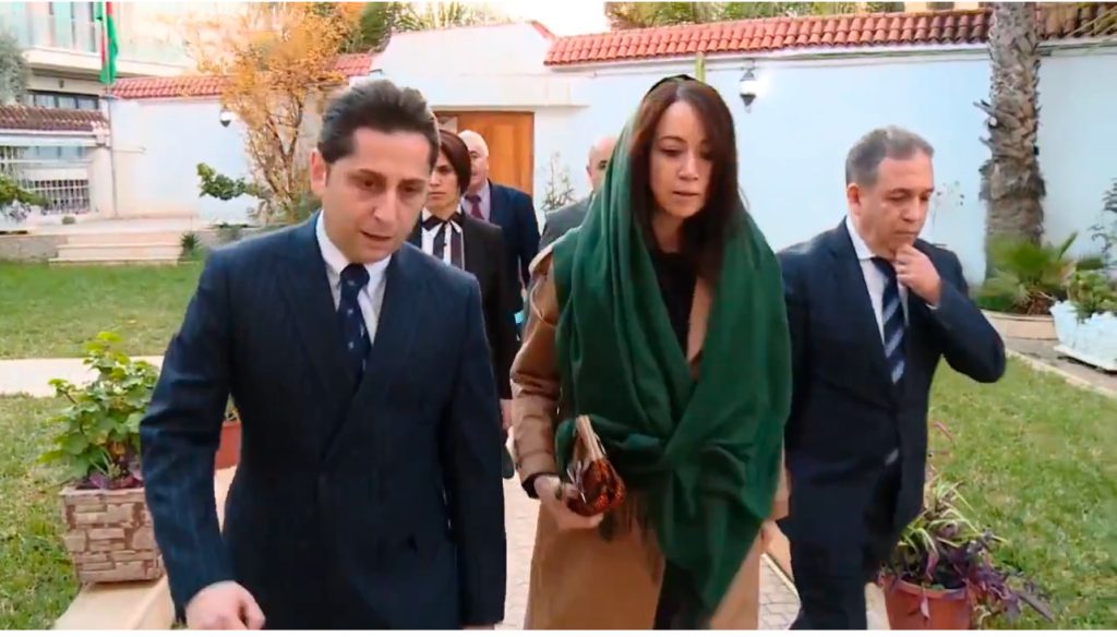 سلمى منصوري توقع على سجل التعازي بمقر سفارة أذربيجان بالجزائر
