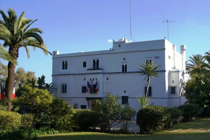 الجزائر تطرد 12 موظفا بالسفارة الفرنسية وتمنحهم 48 سا لمغادرة البلاد