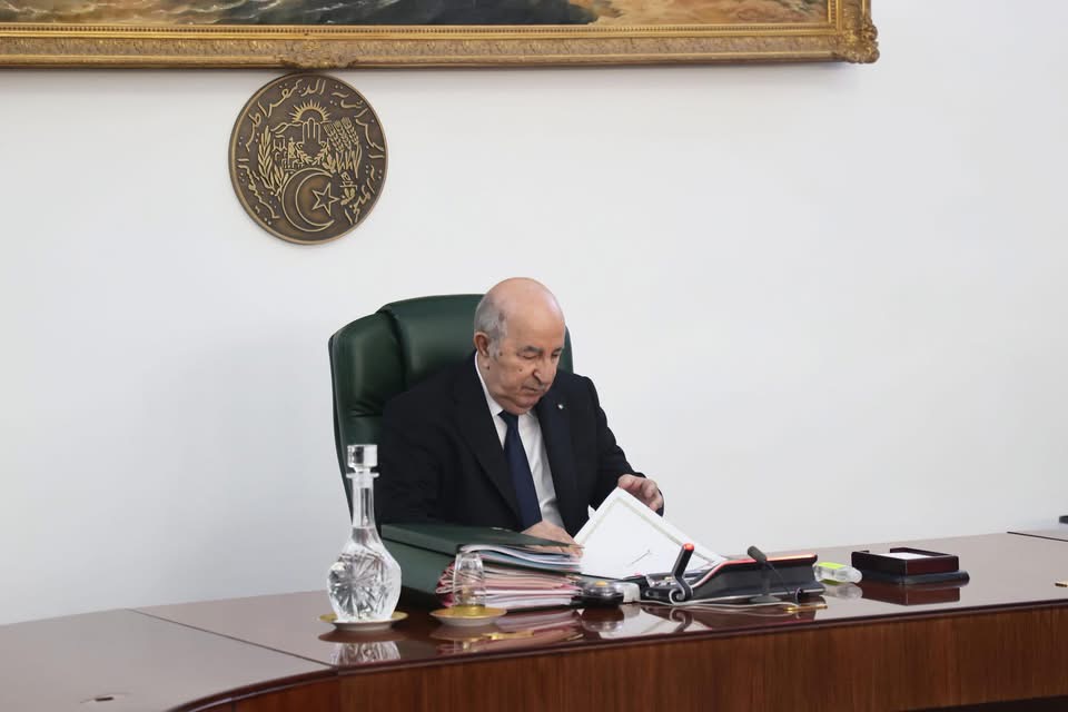 الرئيس تبون يأمر الحكومة بالعمل بصرامة لحل الانشغالات الحقيقية للجزائريين بعيدا عن الفلكلور الإعلامي