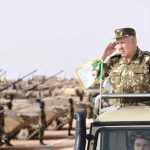 الجيش الجزائري يجري مناورات عسكرية  ضخمة قبالة الحدود مع المغرب