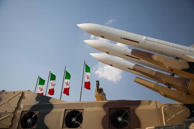 Défi céleste : comment les missiles iraniens défient les forteresses aériennes du monde”