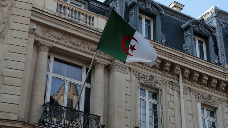 الجزائر تتخذ تدابير استثنائية لحماية بعثتها الدبلوماسية في فرنسا