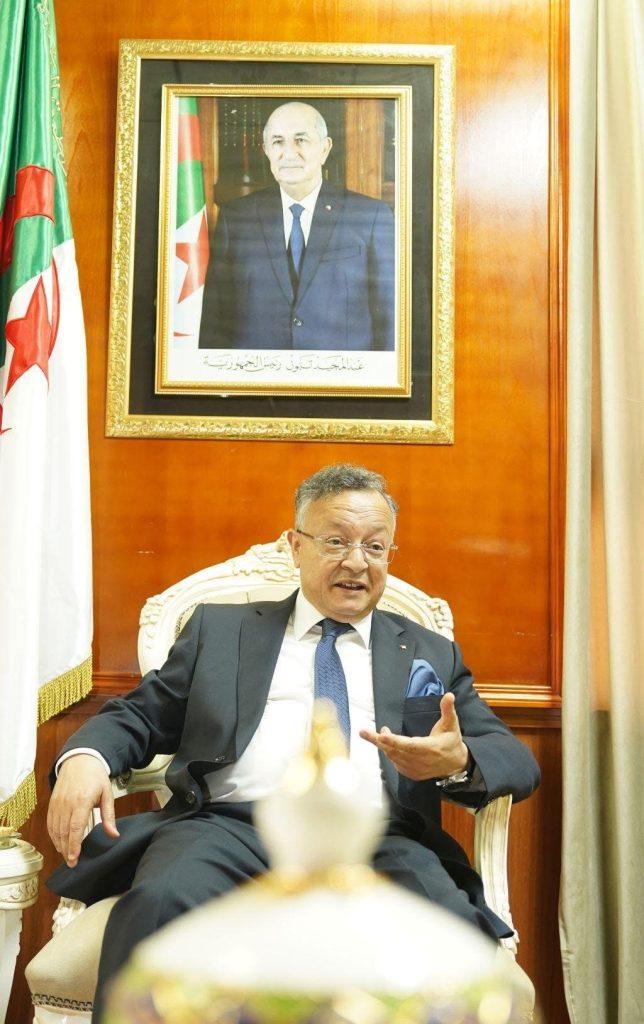 وزير في  الحكومة الجزائرية يصنع الاستثناء ..البروفيسور كمال بيداري يثري  مكتبة البحث العلمي !
