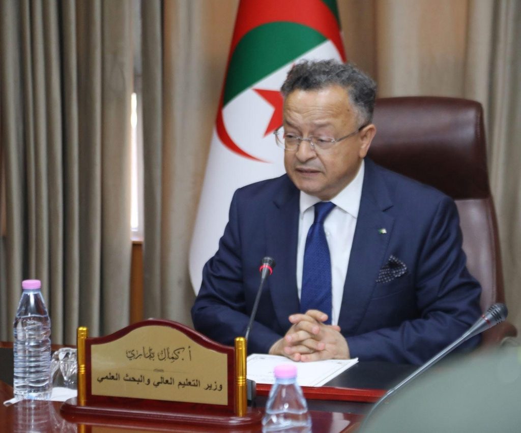وزير في  الحكومة الجزائرية يصنع الاستثناء ..البروفيسور كمال بيداري يثري  مكتبة البحث العلمي !