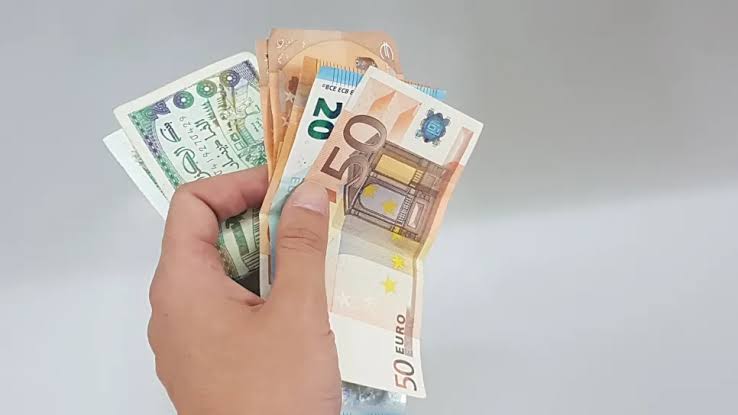 أسعار اليورو والدولار في السوق السوداء في الجزائر