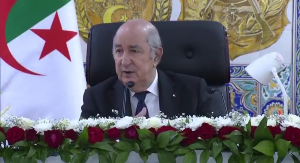 الرئيس الجزائري: “جيشنا تأقلم مع الحروب الهجينة والسيبرانية والذكاء الاصطناعي وأصبح مدرسة عليا للوطنية”