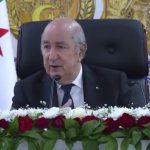 الرئيس الجزائري: “جيشنا تأقلم مع الحروب الهجينة والسيبرانية والذكاء الاصطناعي وأصبح مدرسة عليا للوطنية”