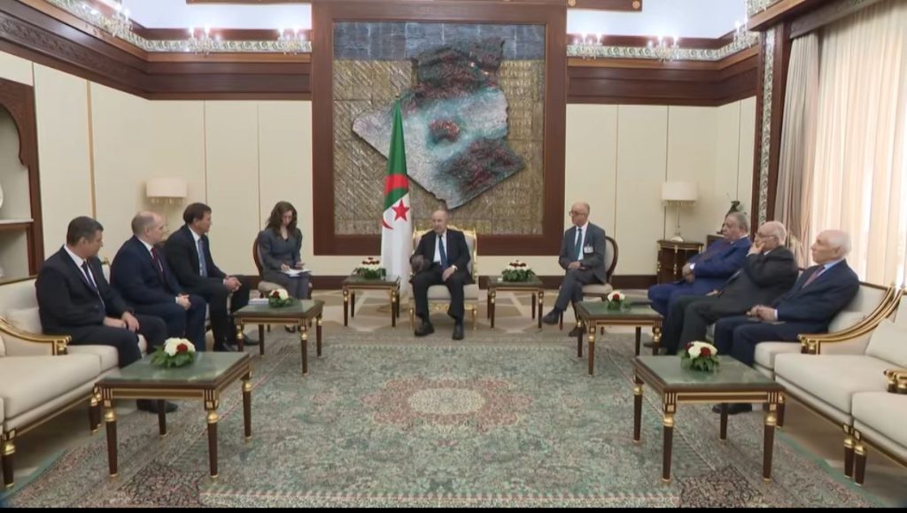 وزير الخارجية البيلاروسي يحظى باستقبال رسمي من الرئيس تبون