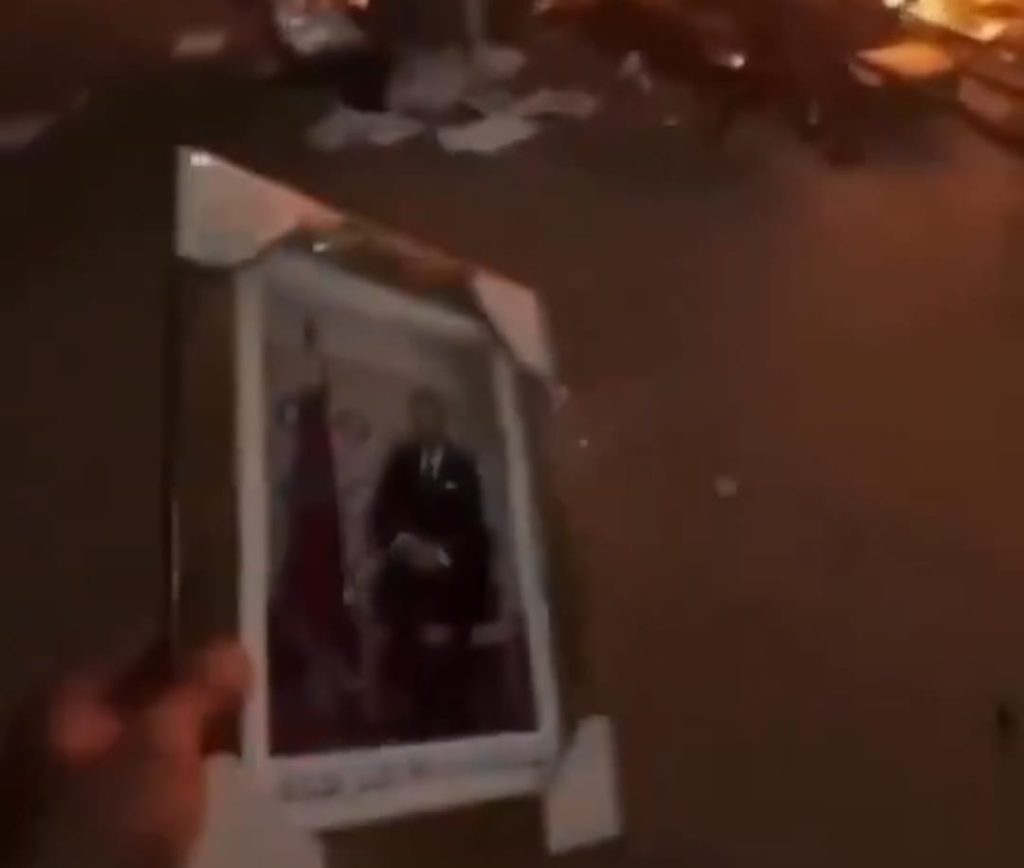 متظاهرون يحرقون صورة الملك محمد السادس