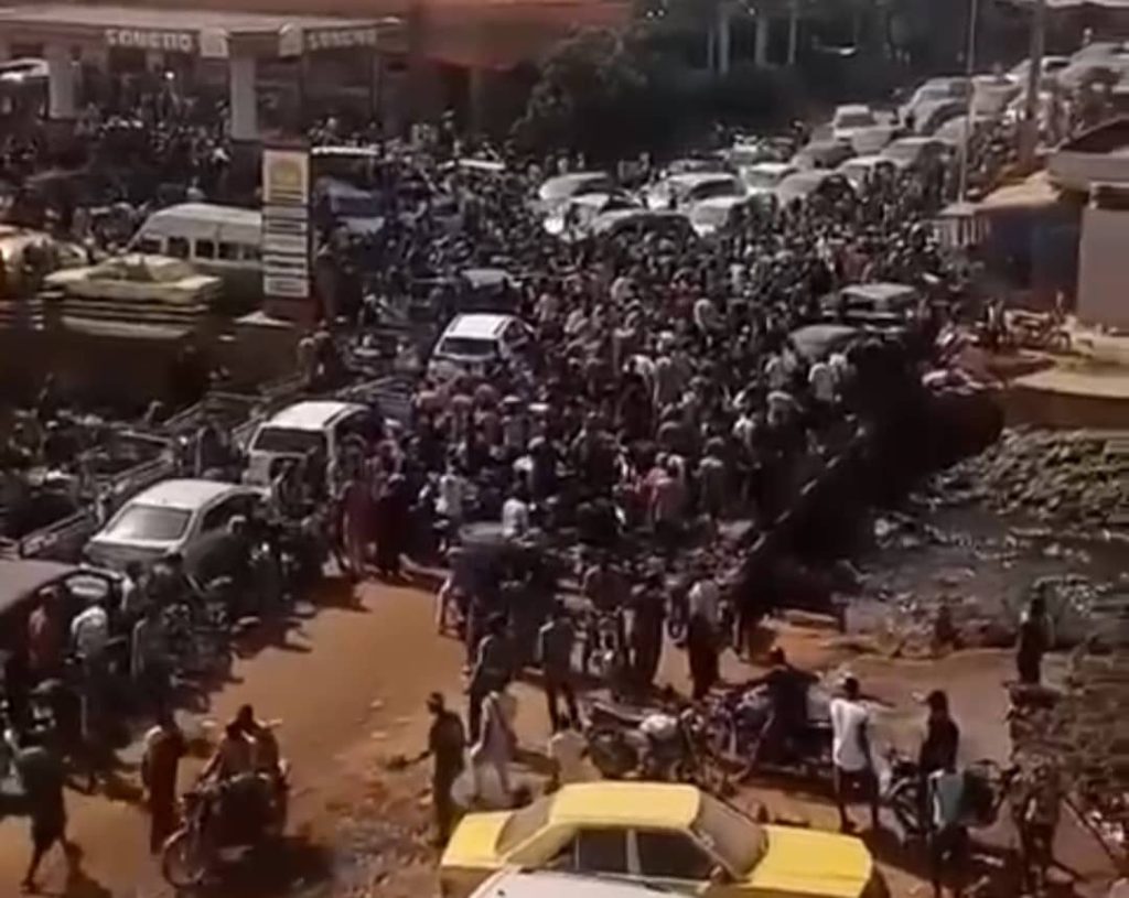 الشعب المالي يدفع ثمن سياسات الانقلابيين .. ندرة الوقود تحول حياة الماليين الى جحيم