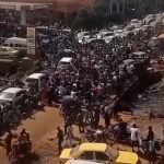 الشعب المالي يدفع ثمن سياسات الانقلابيين .. ندرة الوقود تحول حياة الماليين الى جحيم