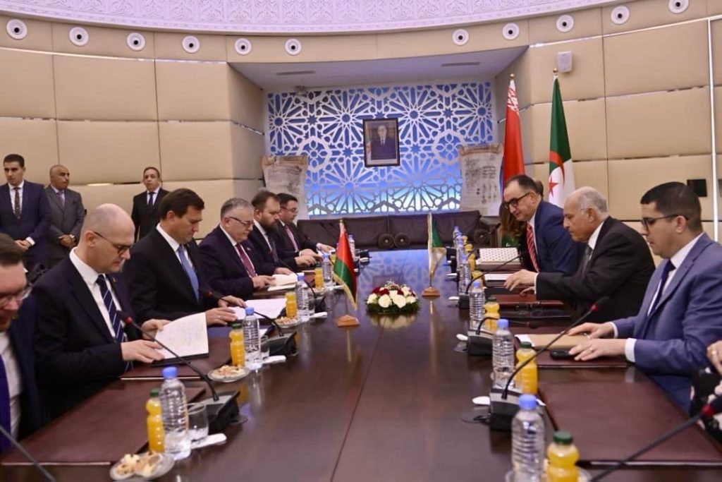 وزير الخارجية البيلاروسي يحظى باستقبال رسمي من الرئيس تبون