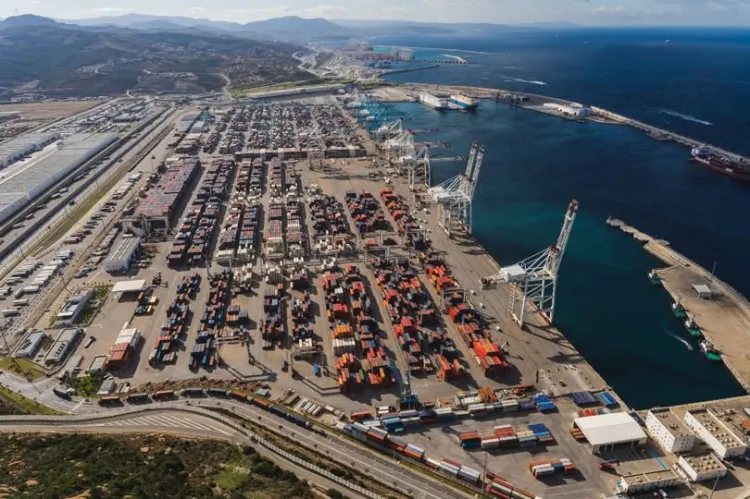 ميناء طنجة يتحول إلى قاعدة لوجيستية لآلة القتل الصهيونية