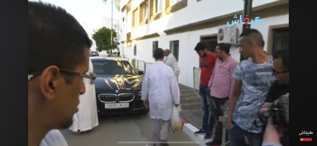برلمانيون مغاربة “يسرقون ” الحلويات في حضرة الملك!
