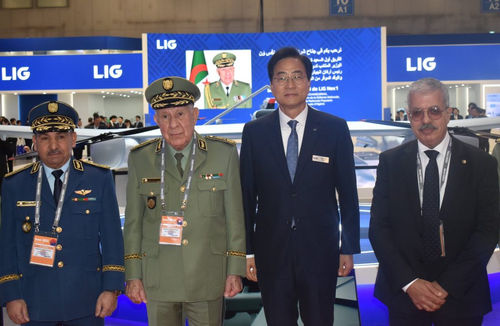 معرض Adex 2025.. شنقريحة يطلع على أحدث التقنيات والابتكارات والمنظومات الدفاعية بكوريا الجنوبية