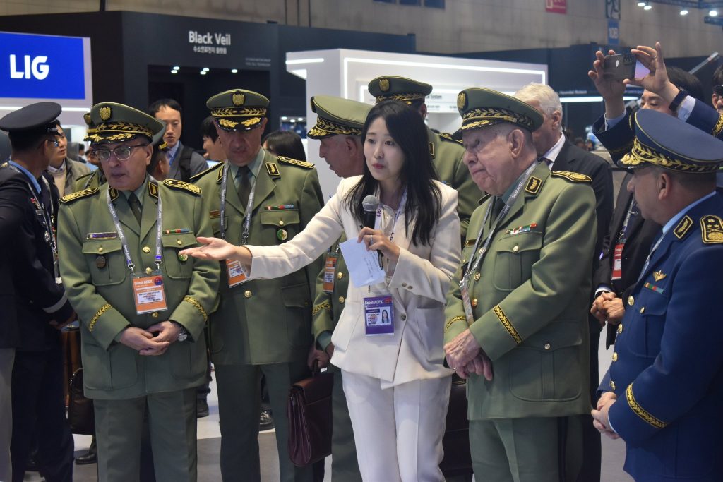 معرض Adex 2025.. شنقريحة يطلع على أحدث التقنيات والابتكارات والمنظومات الدفاعية بكوريا الجنوبية