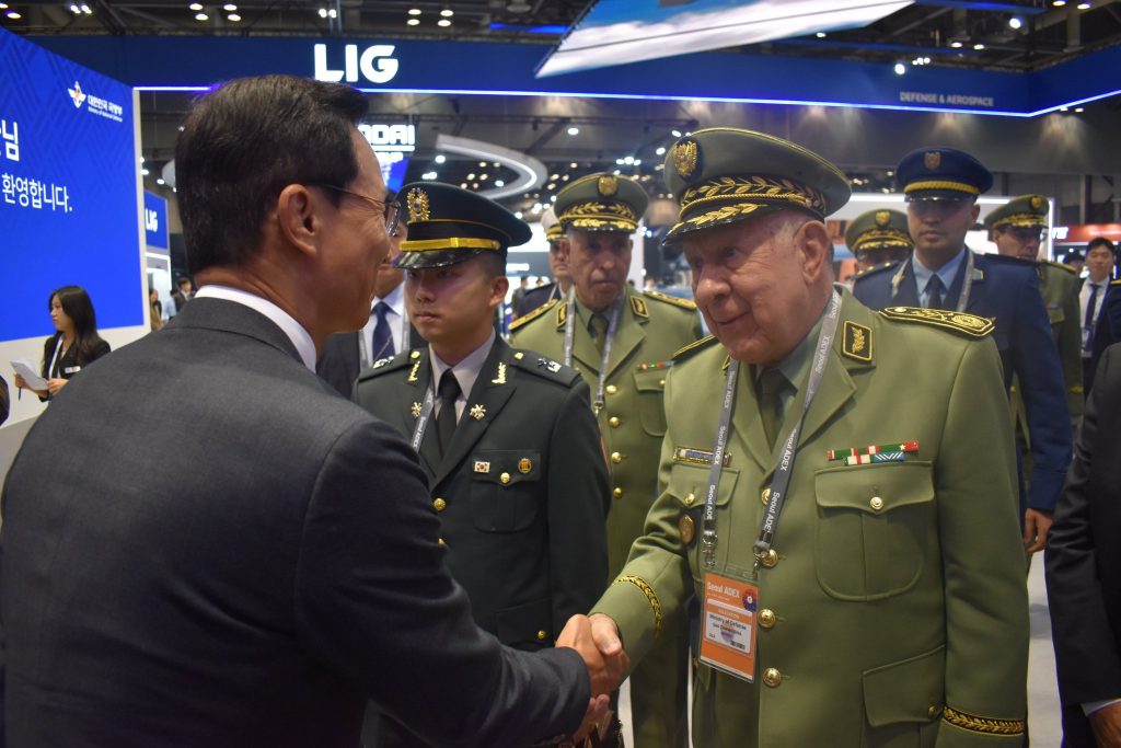 معرض Adex 2025.. شنقريحة يطلع على أحدث التقنيات والابتكارات والمنظومات الدفاعية بكوريا الجنوبية