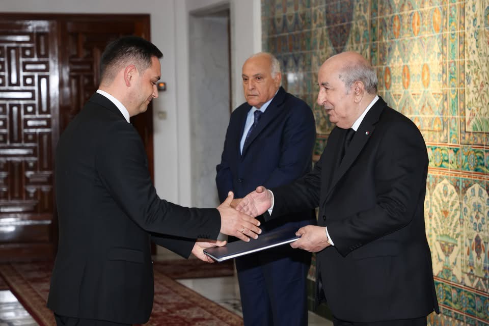 اعتماد 6 سفراء جدد بالجزائر