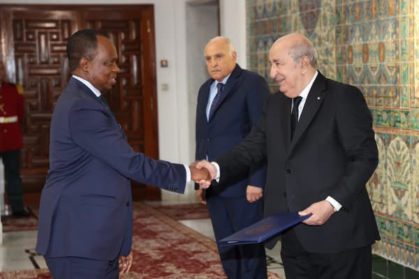 اعتماد 6 سفراء جدد بالجزائر