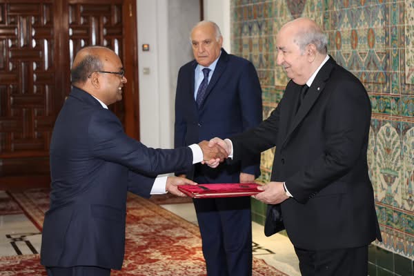 اعتماد 6 سفراء جدد بالجزائر