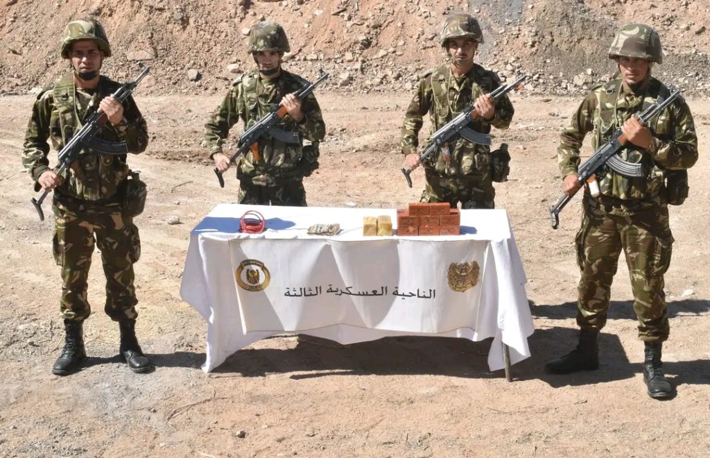 الجيش الجزائري ينجح في تفكيك خلية ارهابية ويواصل اجتثاث بارونات المخذرات