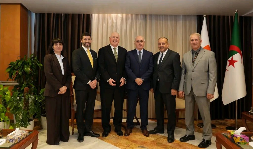 “سوناطراك” و”شيفرون” الأمريكية تبحثان تجسيد اتفاقية تطوير المحروقات بحوضي أهنات وبركين