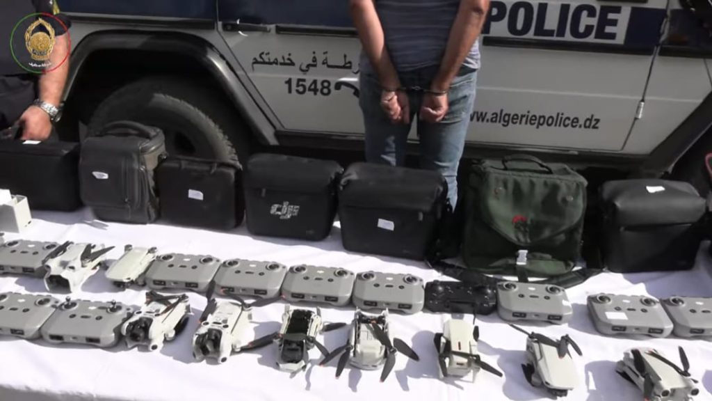 الأمن الجزائري يطيح بشخص حوّل منزله إلى ورشة سرية لطائرات درون غير مرخصة وحجز 17 درونز !