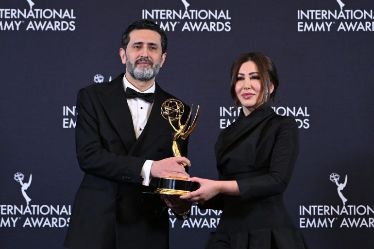 المذيعة الجزائرية فيروز زياني تتوج بجائزة “إيمي العالمية 2025” عن برنامج “للقصة بقية”