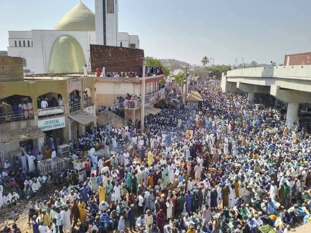 جنازة مليونية في وداع العلامة طاهر عثمان بوتشي في نيجيريا