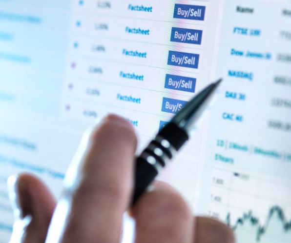 إخضاع عمليات التنازل لفائدة الأجانب عن أسهم الشركات في القطاعات الاستراتيجية إلى الترخيص المسبق