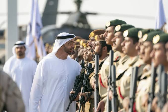 مسارات وشبكات سرية.. كيف تنقل الإمارات المرتزقة والأسلحة إلى ميليشيات الدعم السريع؟