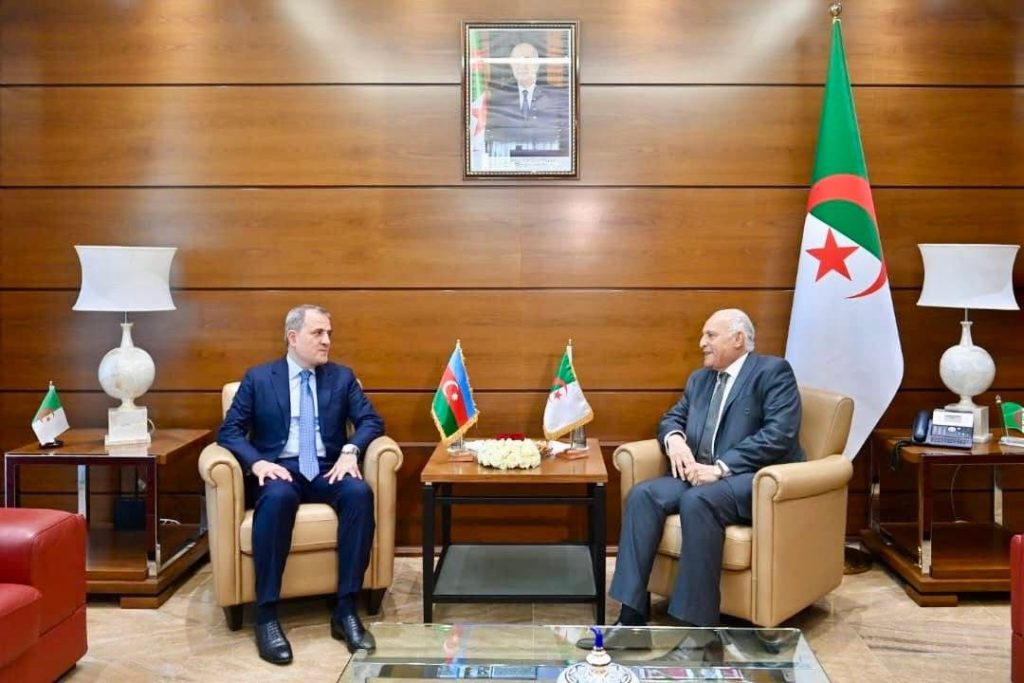 وزير الخارجية الأذربيجاني يحظى باستقبال من الرئيس تبون