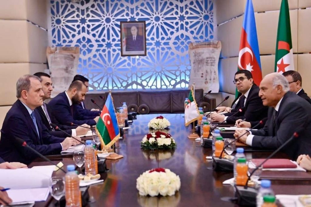 وزير الخارجية الأذربيجاني يحظى باستقبال من الرئيس تبون