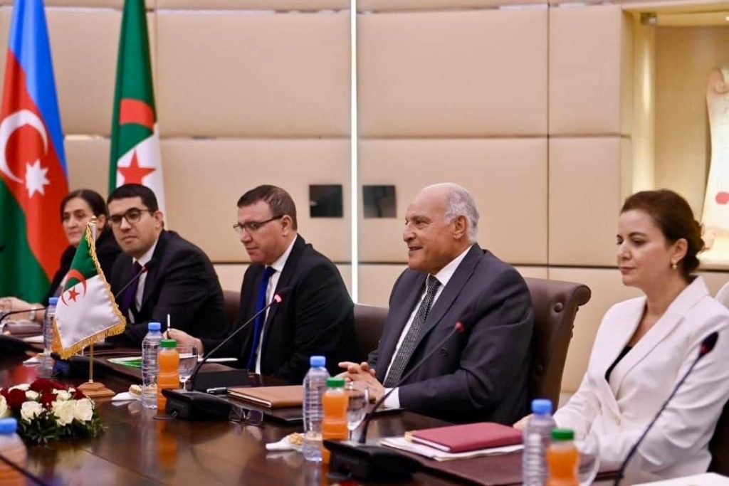 وزير الخارجية الأذربيجاني يحظى باستقبال من الرئيس تبون