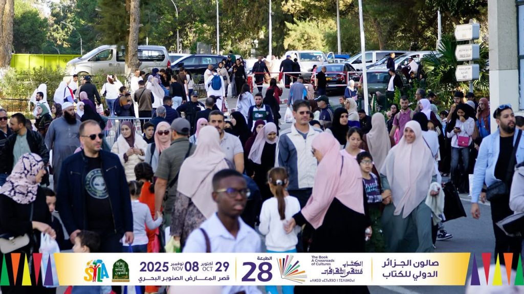 الجزائر تعيد الكتاب إلى رفوفه العالية
