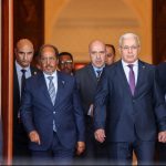 الرئيس الصومالي يحل بالجزائر