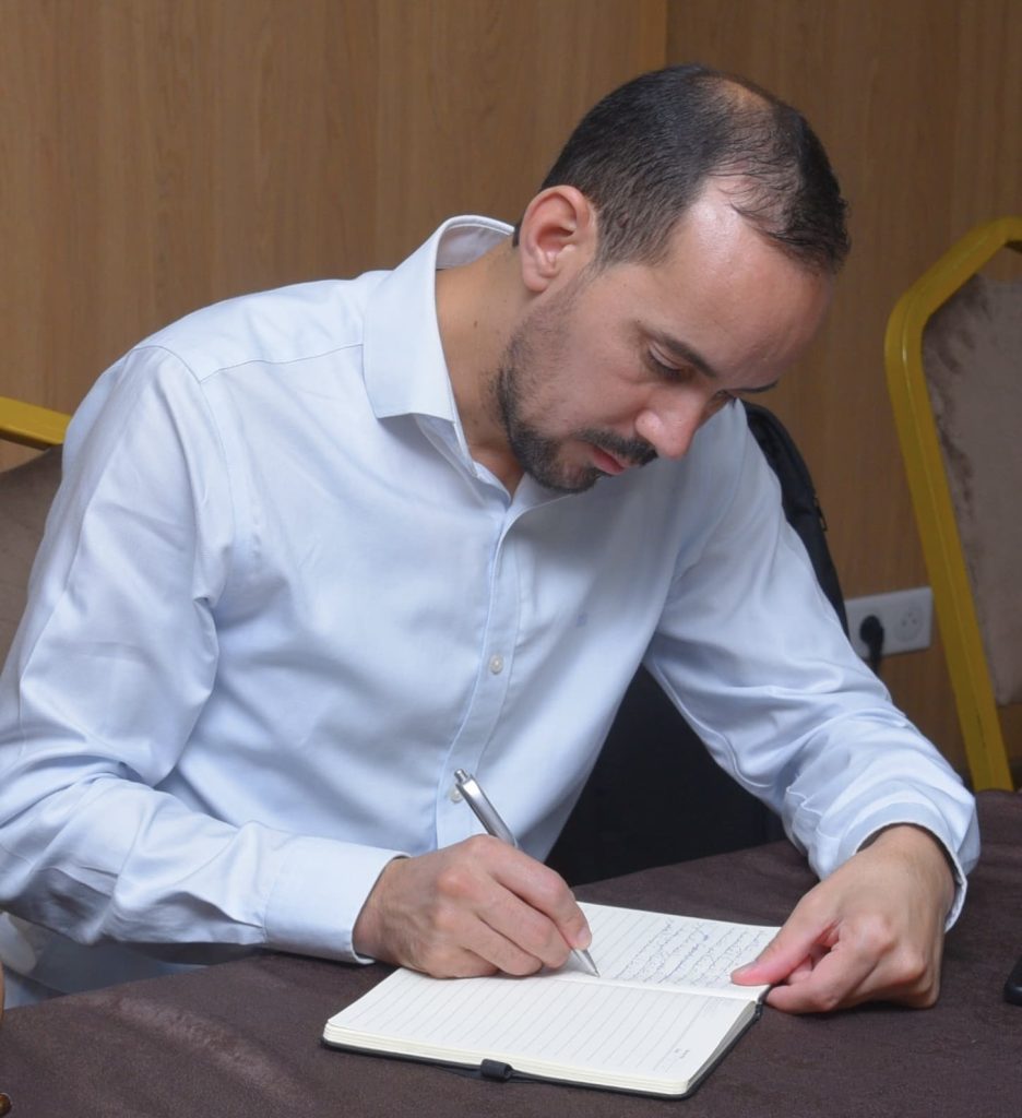 الجزائر تعيد الكتاب إلى رفوفه العالية