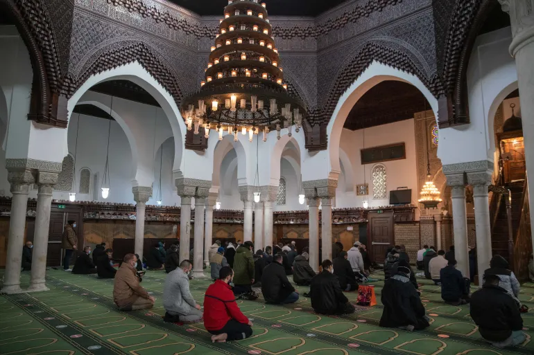 هل سربت فرنسا معلومات عن المسلمين في أراضيها لصالح إسرائيل؟