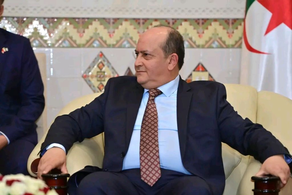 رئيس وزراء فيتنام يحل بالجزائر