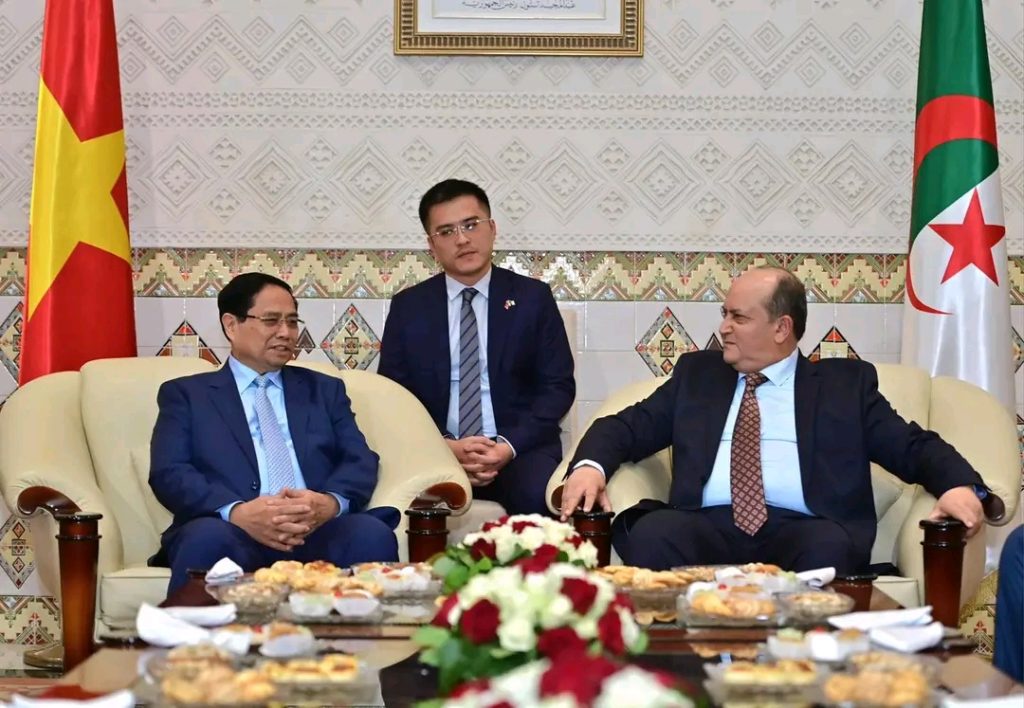 رئيس وزراء فيتنام يحل بالجزائر