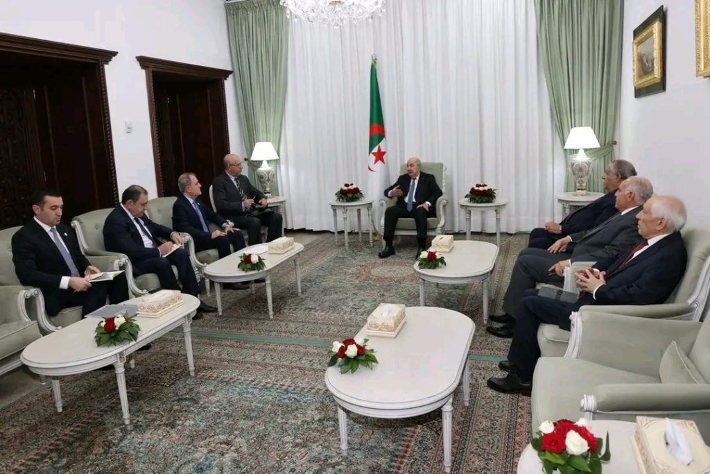 وزير الخارجية الأذربيجاني يحظى باستقبال من الرئيس تبون