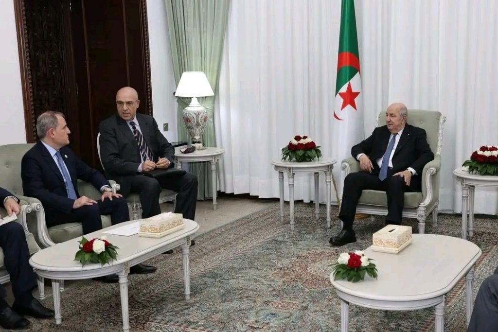 وزير الخارجية الأذربيجاني يحظى باستقبال من الرئيس تبون
