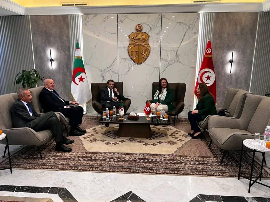 وفد وزاري جزائري يحل بتونس لدراسة كبرى الملفات الاقتصادية وإطلاق مشاريع صناعية مشتركة