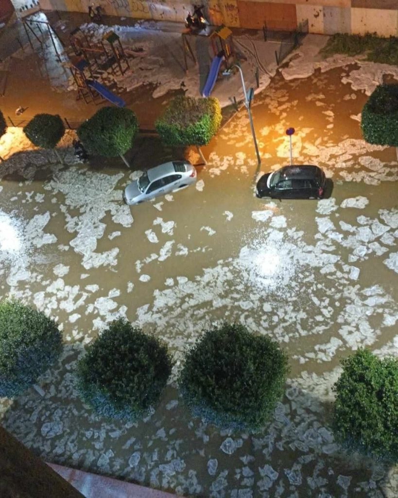 سيول في شوارع العاصمة الجزائرية ..تعطل حركة السير عبر عدة محاور !