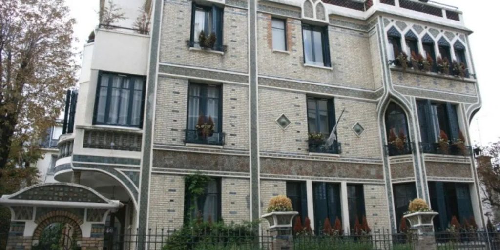 إنهام مهام مديرة المدرسة الدولية الجزائرية في باريس