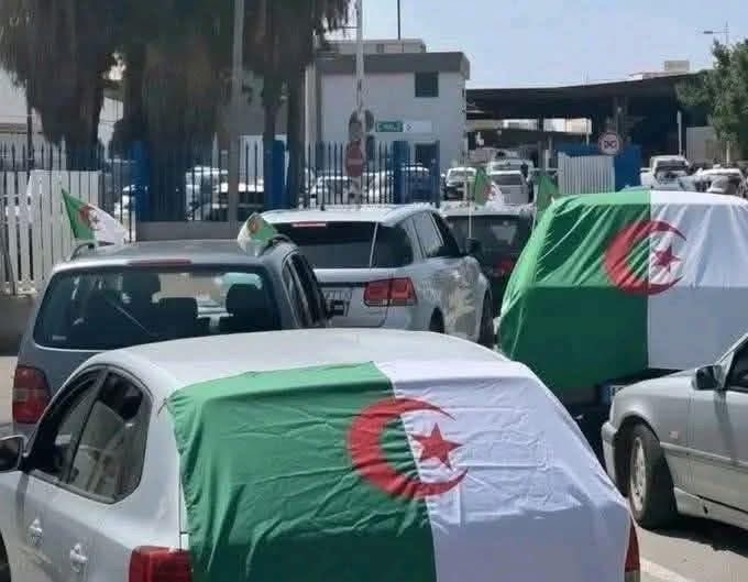 سبتة الإسبانية تتحول إلى مدينة جزائرية مع توافد آلاف الأنصار الجزائريين في طريقهم إلى المغرب