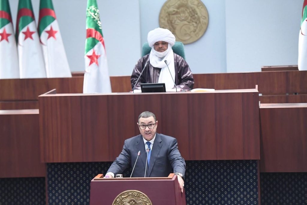 وزير الداخلية الجزائري يكشف تفاصيل صادمة عن طرق استغلال منحة السفر